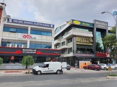 Eskidjiden Yahya Kaptan Demokrasi Bulvarında E5 Cepheli 277 M2 Teraslı Ofis